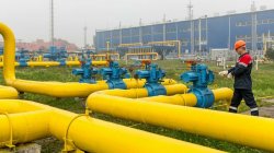 Российская компания "Газпром" продолжает транзит газа через территорию Украины,